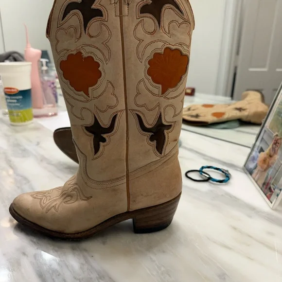 Vintage Women’s Western Pull-On Boots in Beige with Orange Accents - Picture 2 of 3